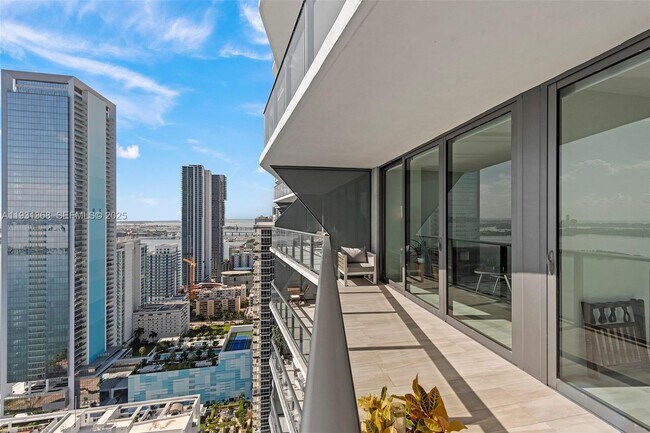 Building Photo - 460 NE 28th St