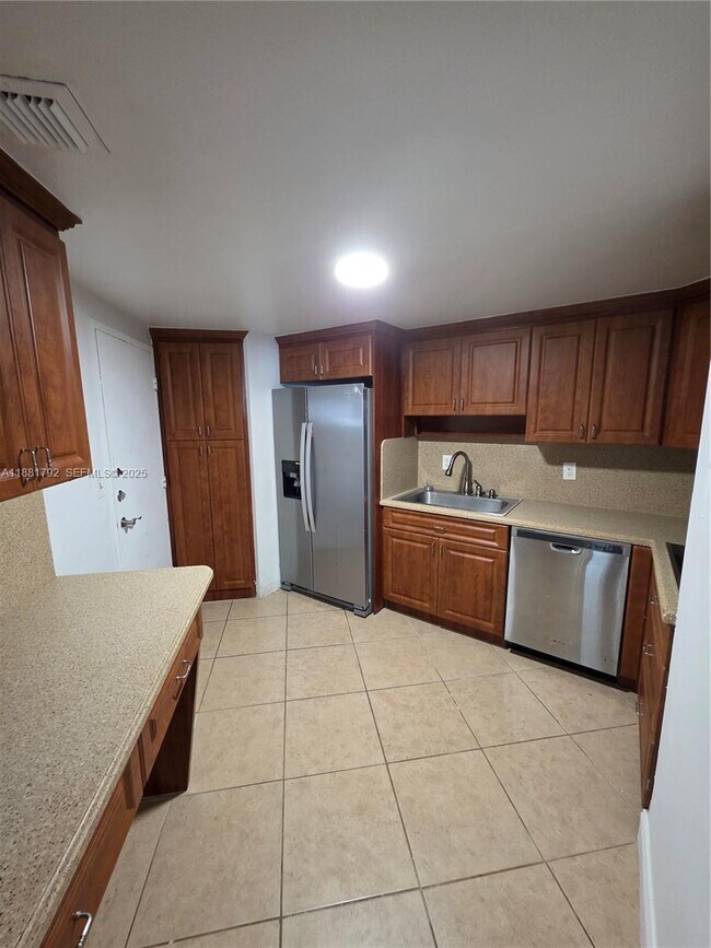 Building Photo - 905 Brickell Bay Dr