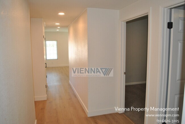 Building Photo - 102 Beachcomber Dr E