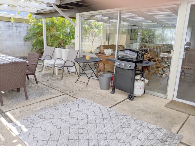 Gas bbq on private lanai - 426 Ilimano St