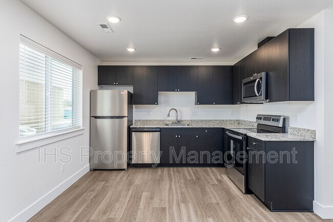 Building Photo - 446 S 40th Ave