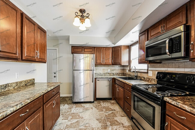 Building Photo - 2920 Mallard Dr