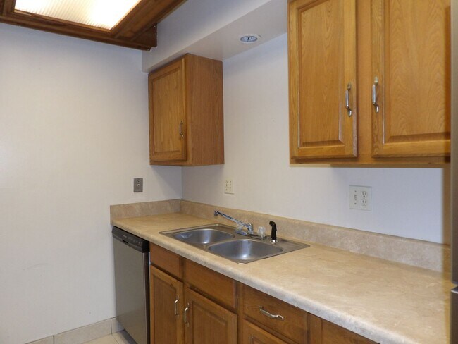 Building Photo - Hummingbird 132-D