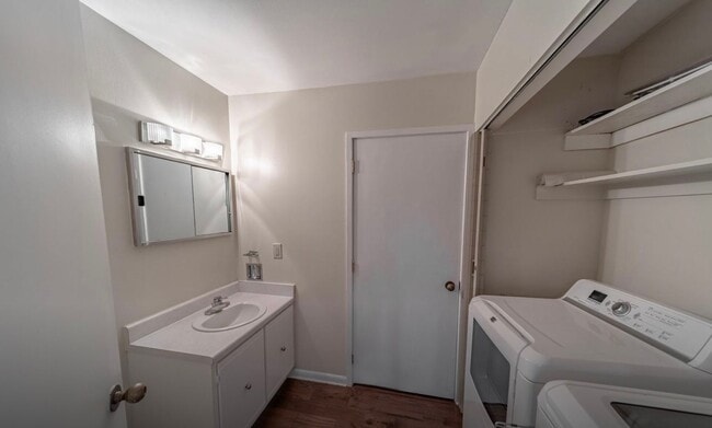 Building Photo - Knoxville 37920 - 2 bedroom with loft, 3 bath home in Cherokee Trail - Contact Adam Joachim 352-2...