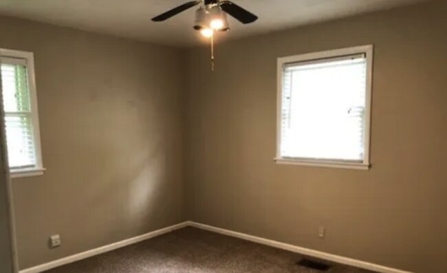 Building Photo - 3 bd/2 bth w/huge bonus room. Fenced yard