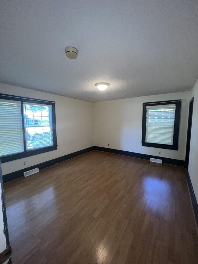 Building Photo - 506 W Farley Ave
