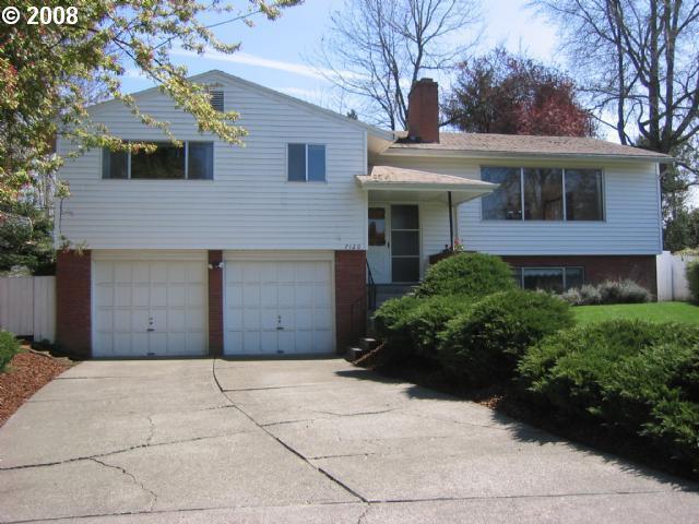 Primary Photo - Large Split Level House in Beaverton