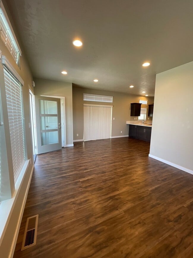 Building Photo - 2 Bedroom / 1 Bathroom Home Home in NE Bend