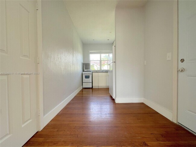 Building Photo - 319 W 28th St