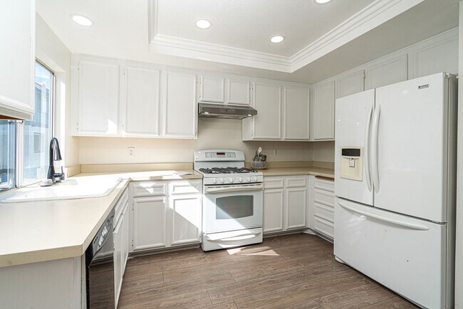 Building Photo - Costa Mesa Townhome with Loft | 2BR, 2.5BA...