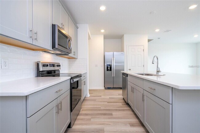 Building Photo - Elegant & Comfortable Home with Granite Kitchen in Prime St. Cloud Location