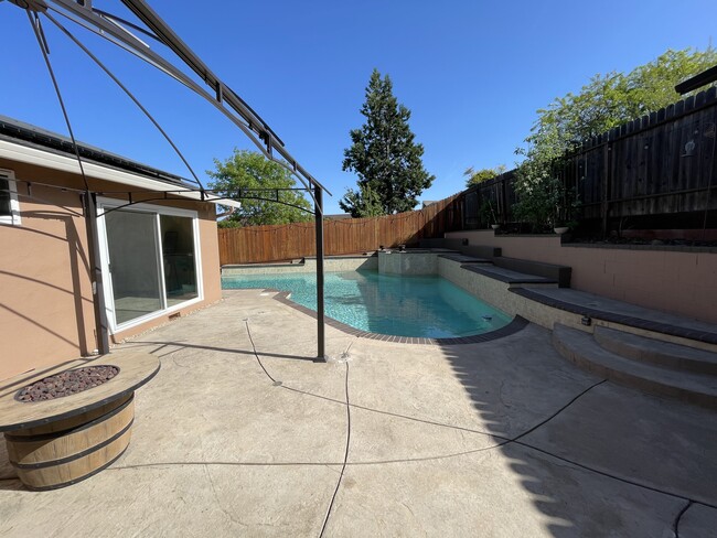 Building Photo - 480 Sandstone Dr
