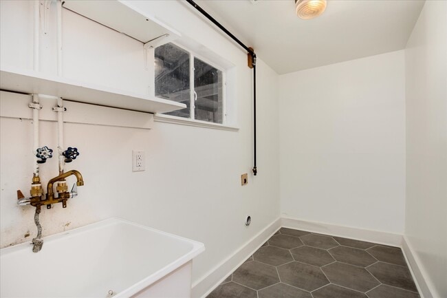 Building Photo - 982 E Briarwood Cir S