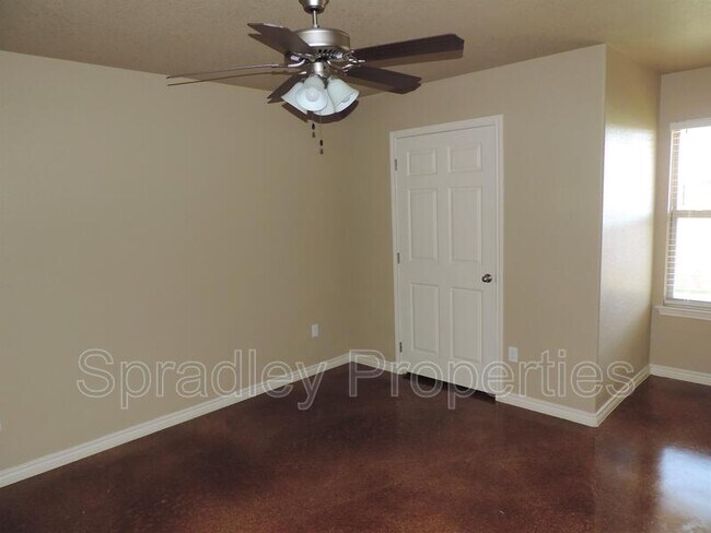Building Photo - 915 Laila Ln