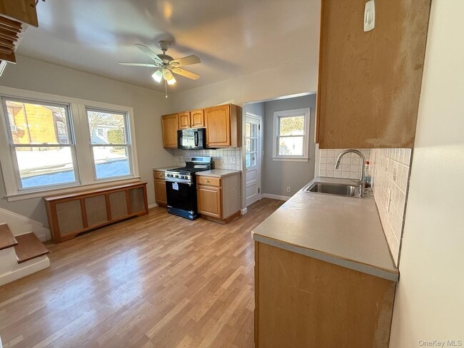 Building Photo - 7 Flower St