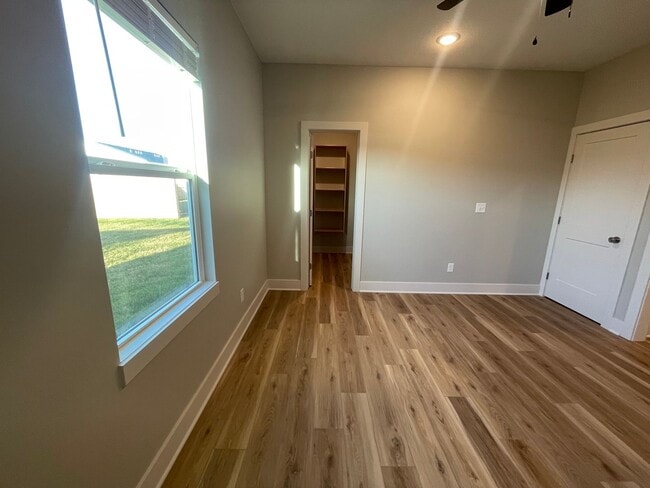 Building Photo - 1823/25 Hickory Creek