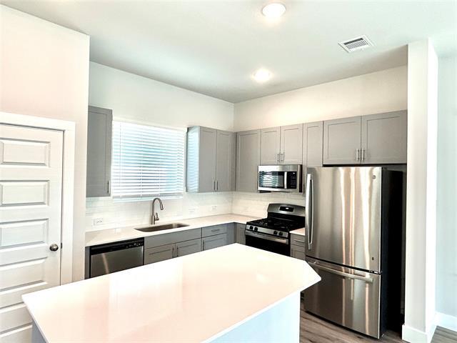 Building Photo - 1830 NE Green Oaks Blvd