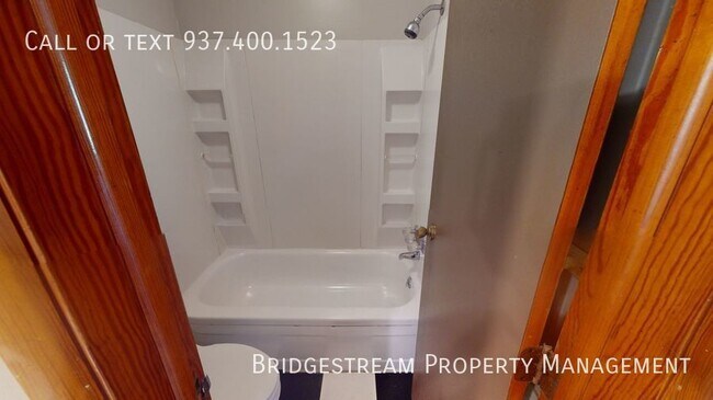 Building Photo - **MOVE IN SPECIAL** Updated ranch level 1 ...