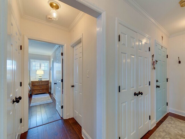 Building Photo - A picture perfect cottage home ready for you with community pool!