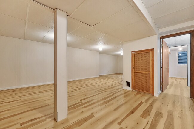 Building Photo - 1625 E 8th St