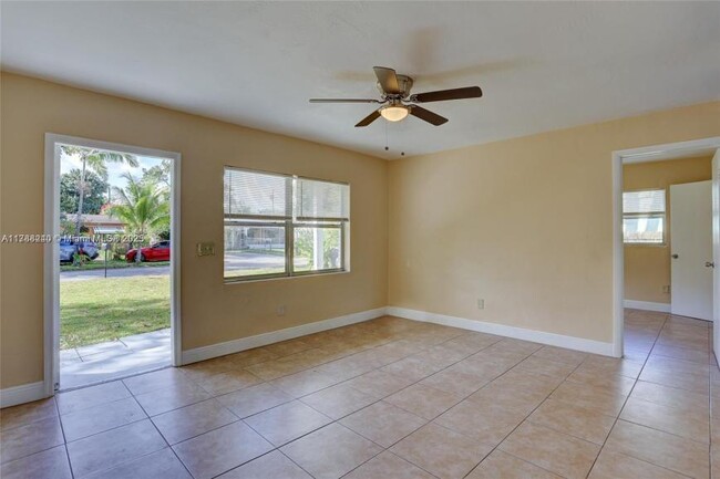Building Photo - 3 bedroom in Hollywood FL 33024