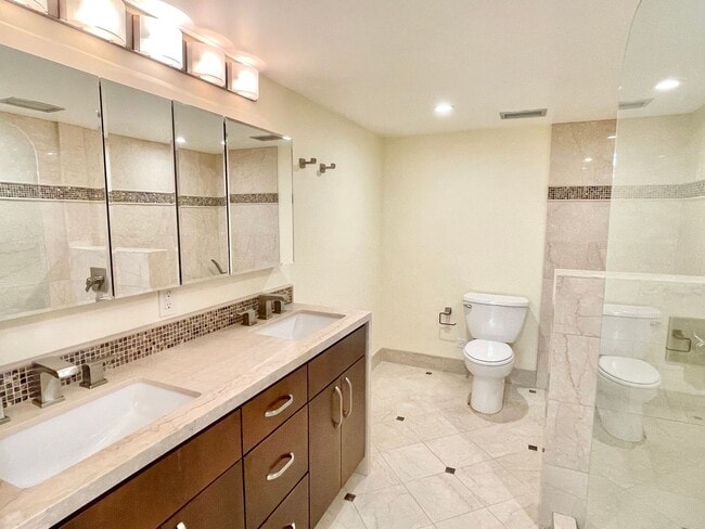 Building Photo - Iconic Gramercy Towers! 2 Story 2BR/2.5BA! 1,745SqFt!  VIEWS! Pool! Fitness! Pet! Parking!  Laund...