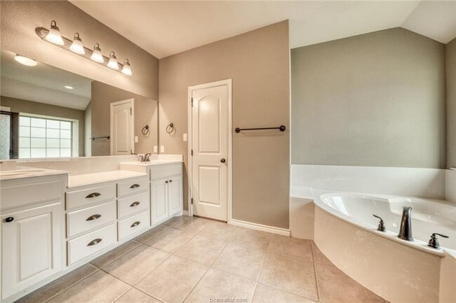 Building Photo - Available August 2026! Adorable 3/2 House in South College Station!