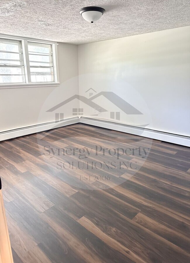 Building Photo - Unity Dr 810-812