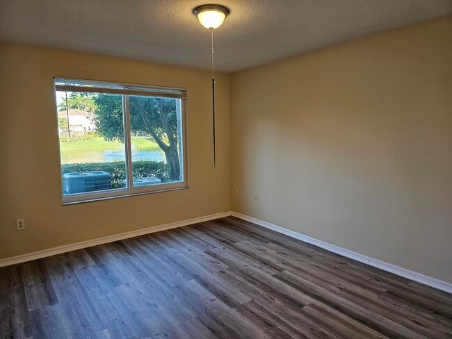 Building Photo - 604 Villa Cir