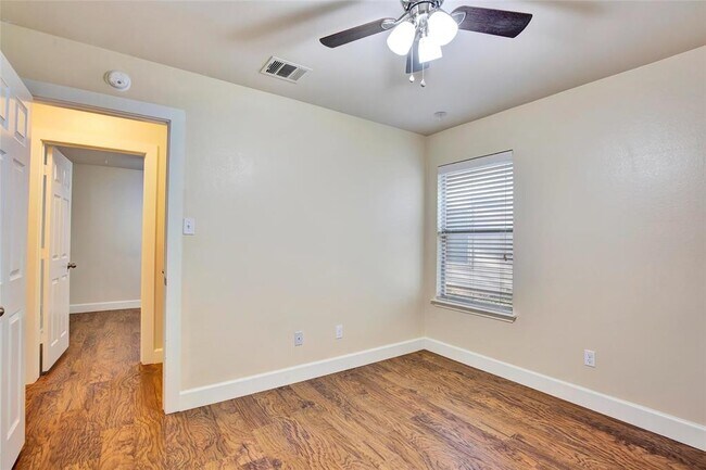 Building Photo - 356 Housefinch Loop
