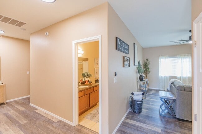 Building Photo - Conveniently located 3 Bedroom, 2 bath wit...