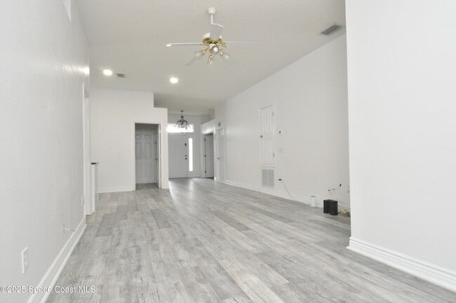 Building Photo - 911 Eldron Blvd SE