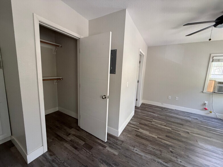 Building Photo - 2000 6th St