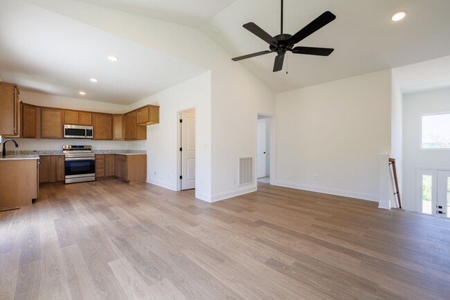 Building Photo - ONE-MONTH FREE RENT Move-Incentitive!!! Ne...