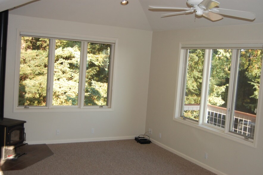 Building Photo - 16052 Robinwood Ln