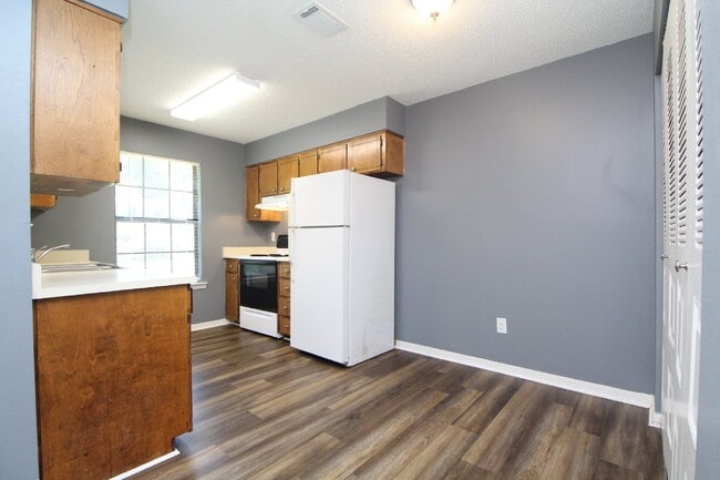 Building Photo - Price drop!!!-Updated 2BD/2BA Apartment in...