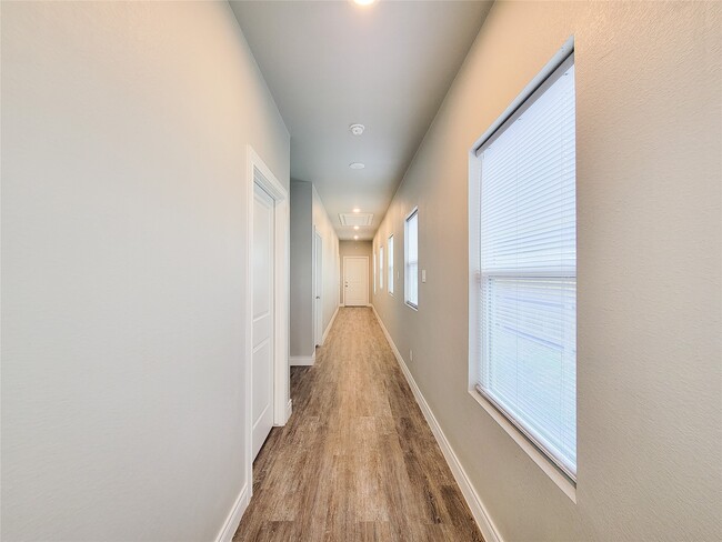 Building Photo - 216 W Live Oak St