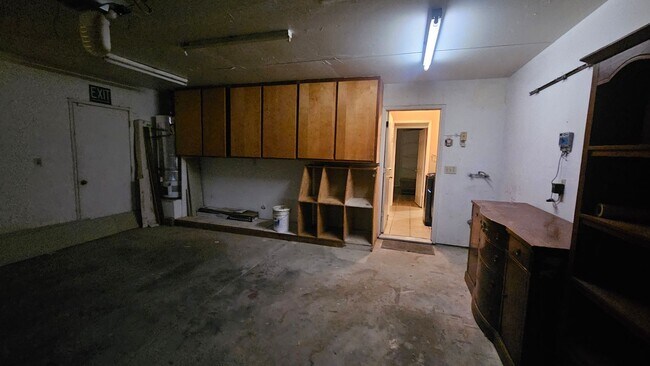 Building Photo - Great NW home with POOL & SOLAR!