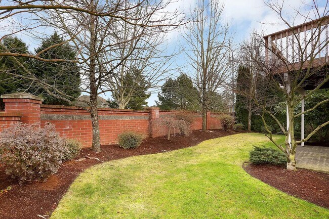 Building Photo - Large Bethany Home on a Corner Lot! 6 Bed 3 Bath