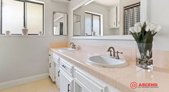 Building Photo - Gorgeous Home in 93314 Area!