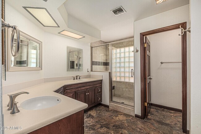 Building Photo - 5109 E Kathleen Rd