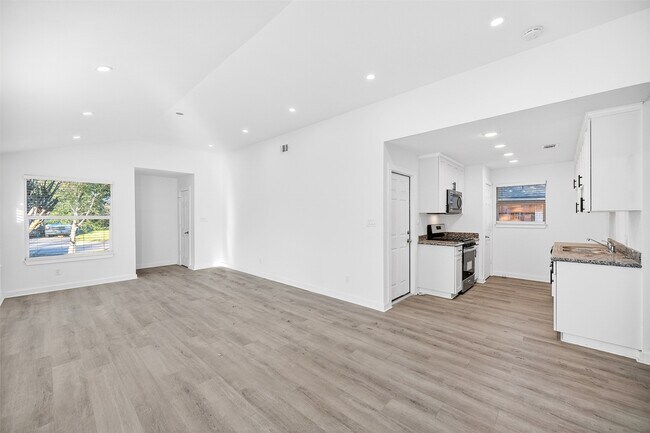 Building Photo - 13815 Bay Gardens Dr