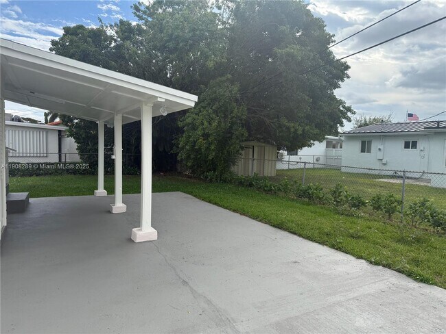 Building Photo - 8242 SW 43rd Terrace