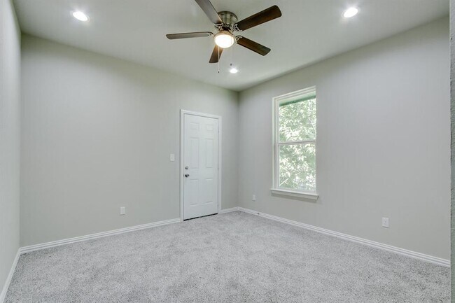 Building Photo - 1441 N Beckley Ave