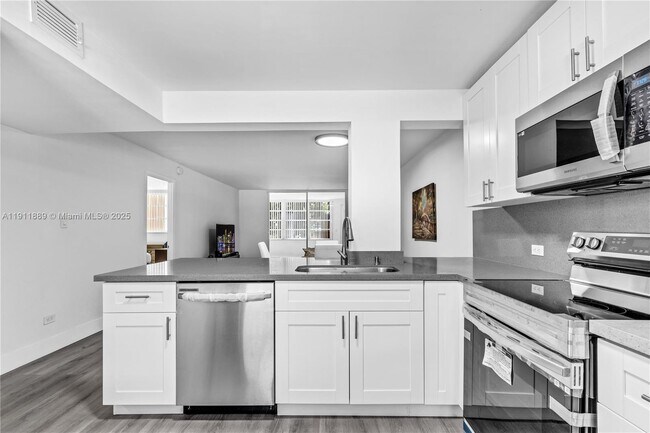 Building Photo - 445 NE 195th St