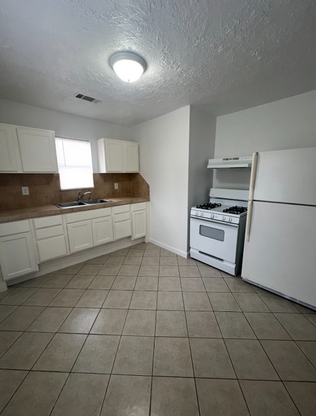 Building Photo - 831 Deerpass Dr