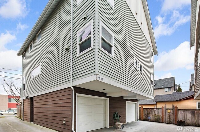 Building Photo - 3 bedroom / 2.5 bathroom townhome in West ...