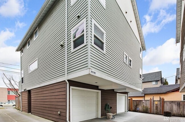 Building Photo - 3 bedroom / 2.5 bathroom townhome in West Seattle's Highland Park.
