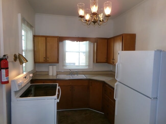 Building Photo - 1529 W First St