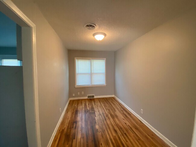 Building Photo - $795- 2 bed 1 bath - Spacious Duplex